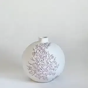 Vase boule motif recto verso évocation végétale couleurs mauves, roses, vert pointillisme et traits