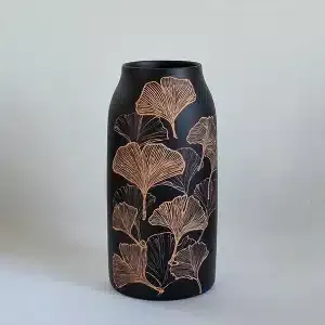 grand vase en terre cuite noire forme cylindre motif grave feuilles gingko sur 2 faces