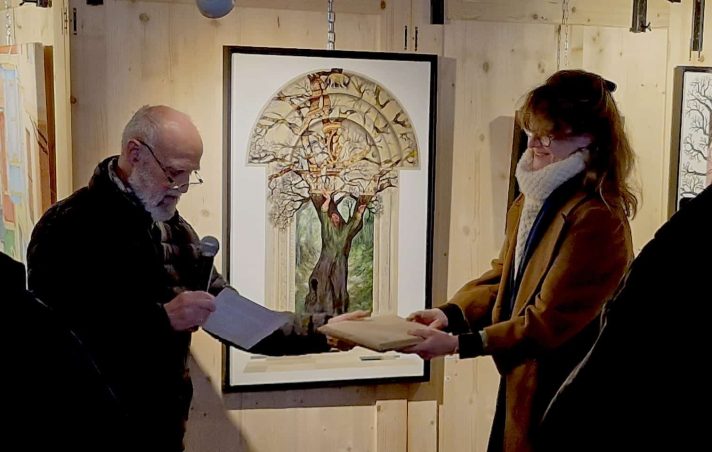 Photo de remise du prix du Salon de peinture 2025 pour l'artiste Laetitia Limozin LLetC