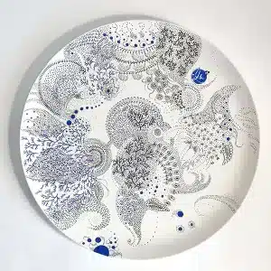 assiette blanche décorative peinte à la main avec motifs abstraits type pointillisme et brindilles, bleus, noirs, gris et argentés