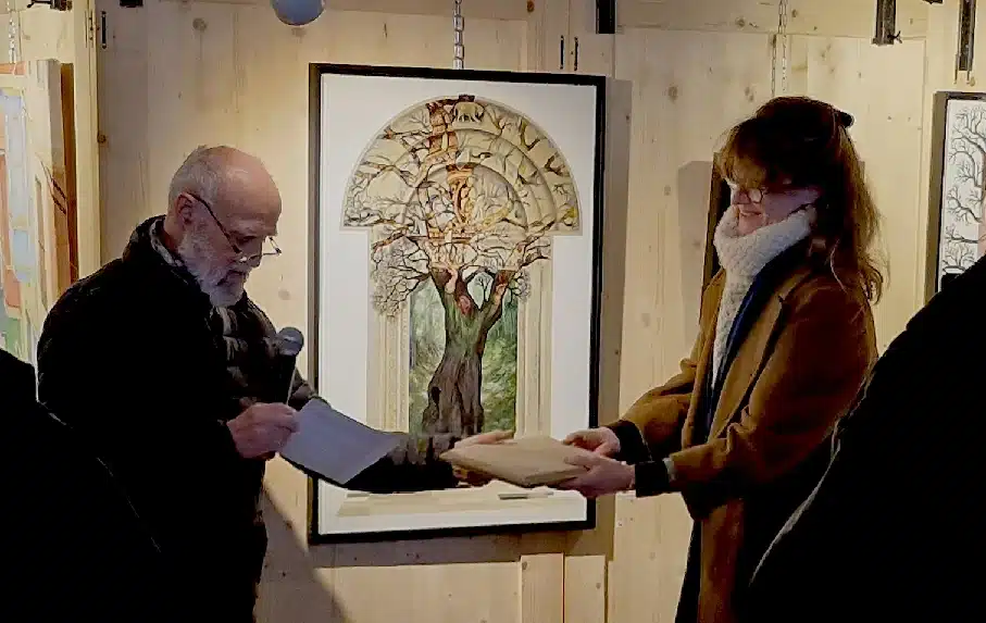 Devant le tableau primé Carus Locus Ascendit, le président des Amis des Arts de Charlieu remet le prix du Salon à Laetitia Deal-Limozin, artiste peintre et designer