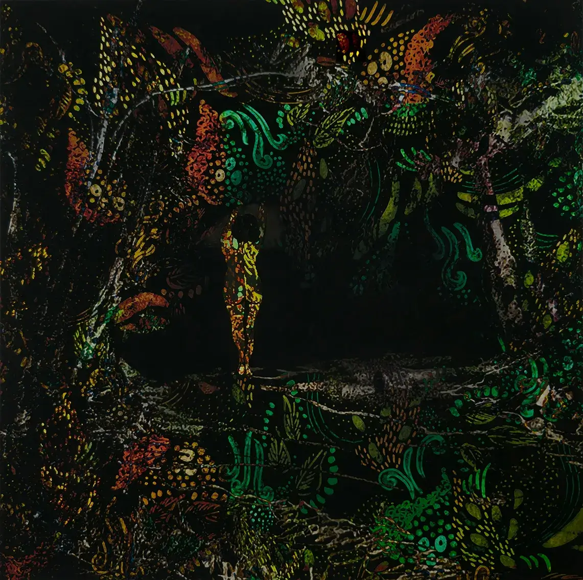 femme au fond avec un corps en symbiose dans la foret la nuit,  couleurs très lumineuses