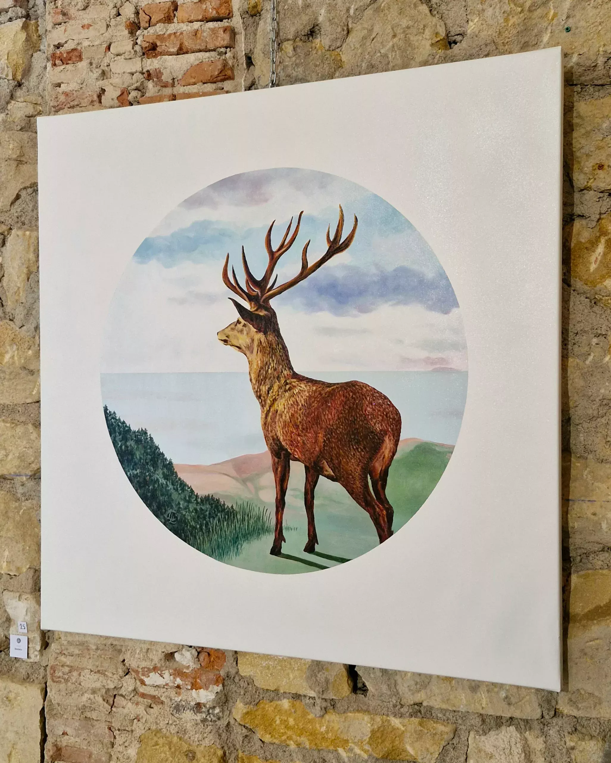 cerf devant un paysage de bord de mer, regardant vers l'horizon