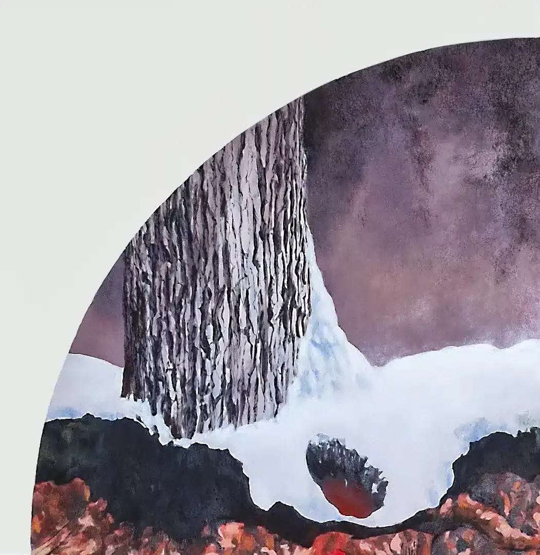 détail arrondi du tableau avec tronc d'arbre entrant dans la terre, strates, couches neige, terre